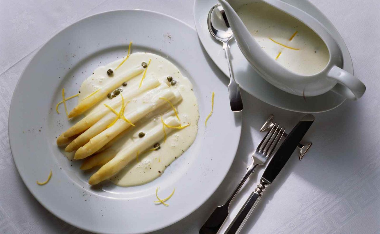 Weißer Spragel mit Hollandaise