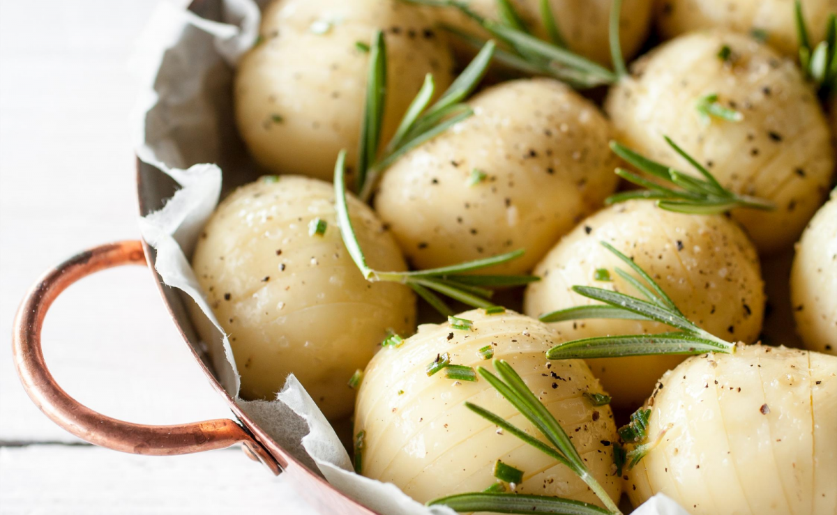 Rosmarin Kartoffeln am besten einschneiden - so werden sie besonders knusprig