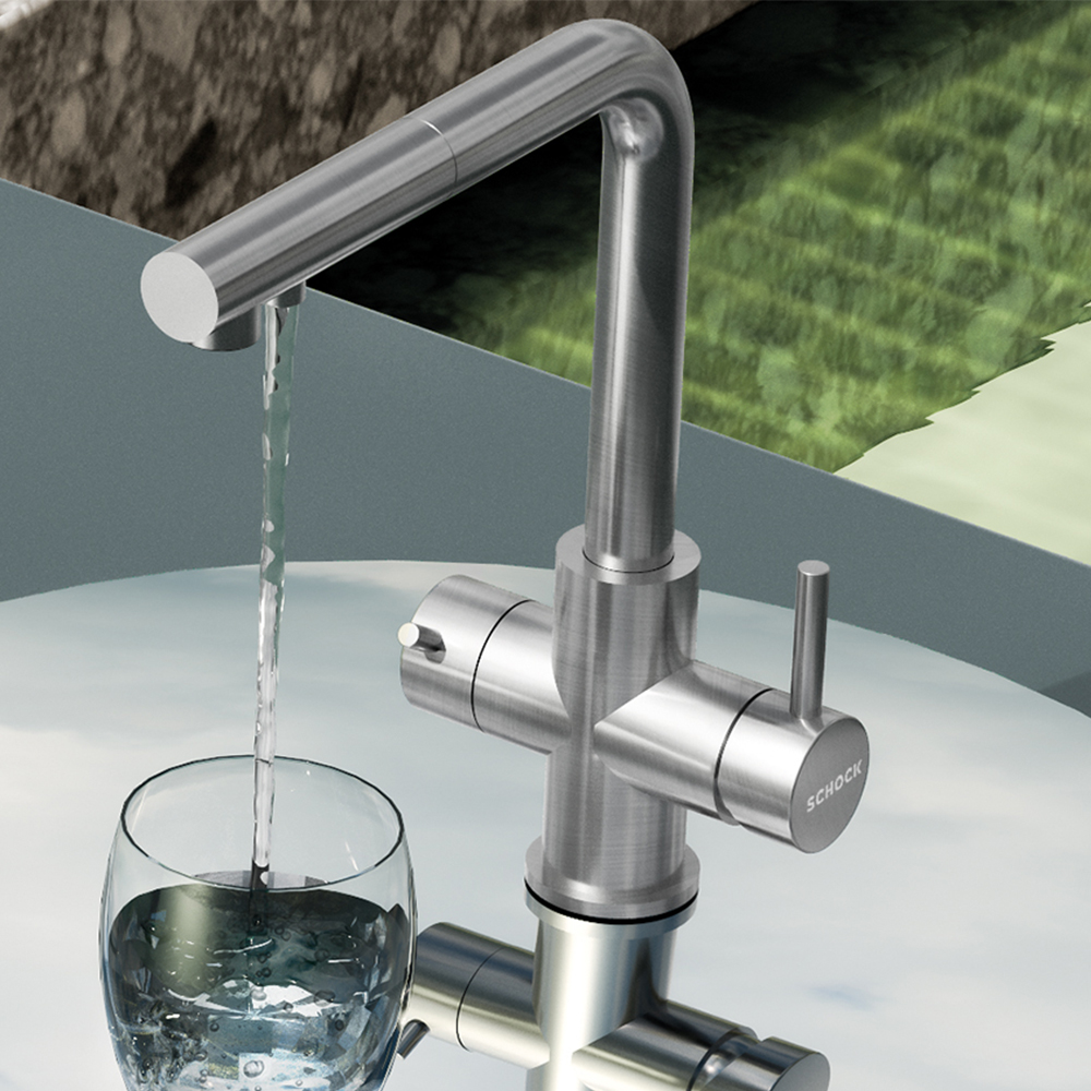 Gefiltertes Wasser ohne Schadstoffe direkt aus dem Wasserhahn: Das kannst du ganz einfach und jederzeit mit der SCHOCK Filterwasser-Armatur Vitus genießen. 