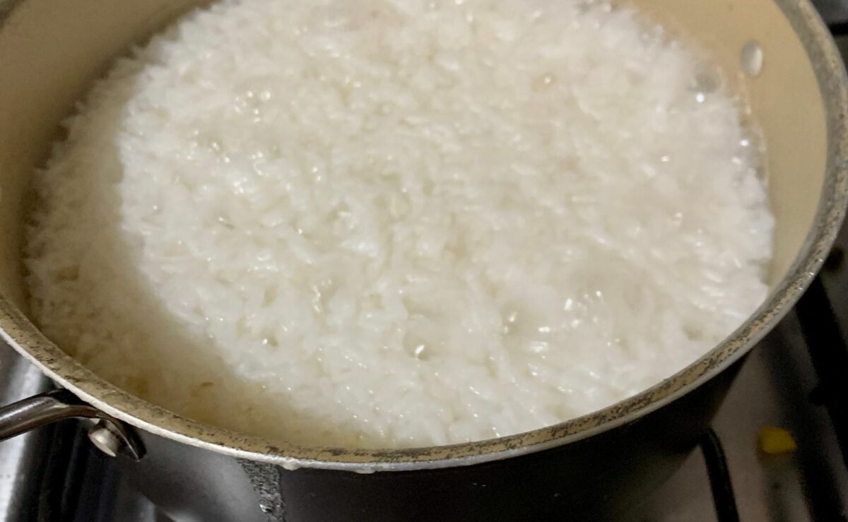Bei der Quellmethode wird Reis in der doppelten Menge Wasser bei schwacher Hitze gequellt 
