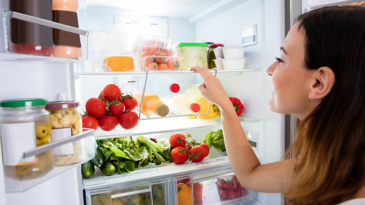 Kann man noch warmes Essen in den Kühlschrank stellen?
