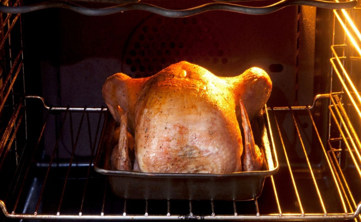 Wenn das Huhn im gefrorenen Zustand im Backofen zubereitet wird, muss die Garzeit verlängert werden. 
