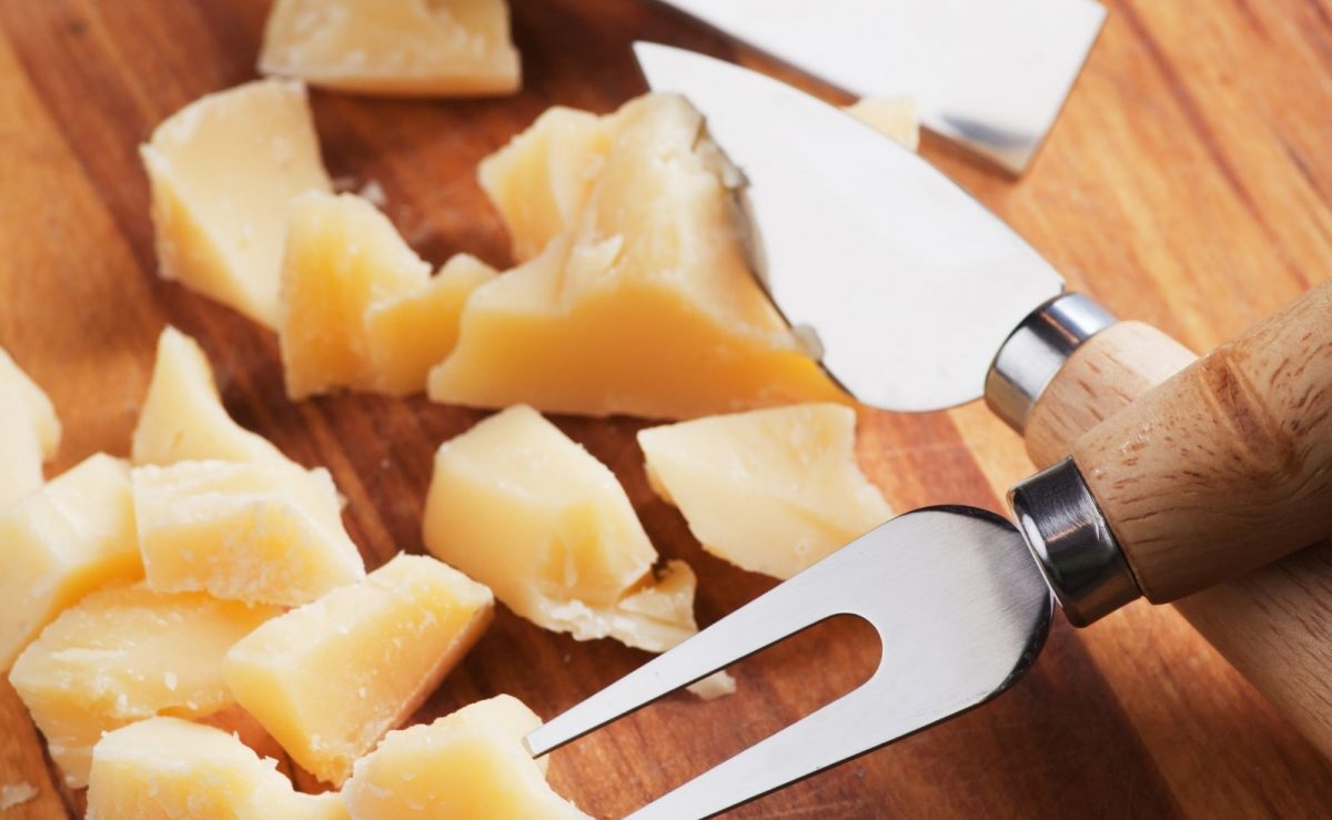 Käsemesser gibt es in unterschiedlichen Formen für Hart- und Weichkäse