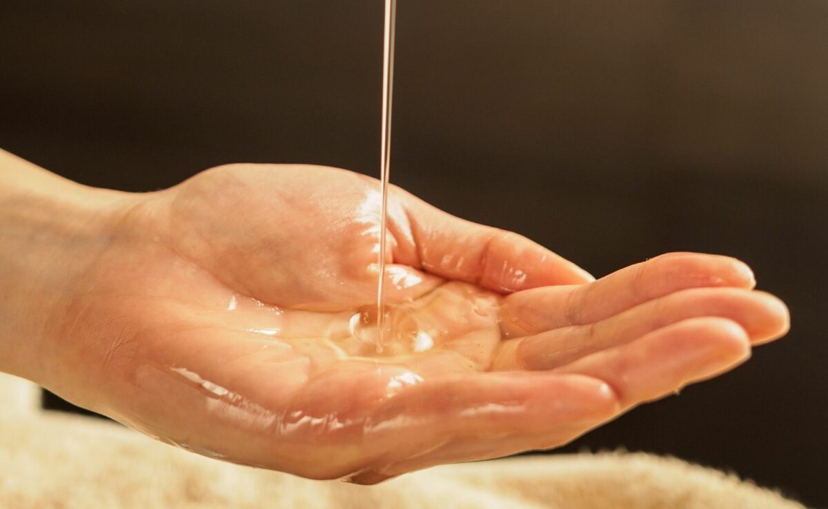 Capsaicin ist fettlöslich, deshalb hilft es, die Hände nach dem Chili Schneiden mit Öl zu reinigen