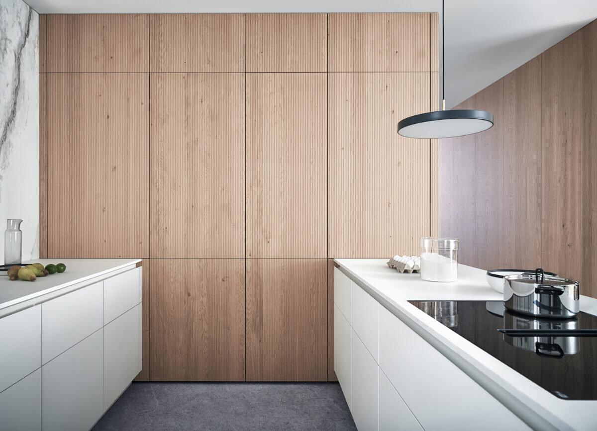 Küche mit BOSSA, der neuen, vertikal strukturierten Echtholz-Frontverkleidung von LEICHT. 