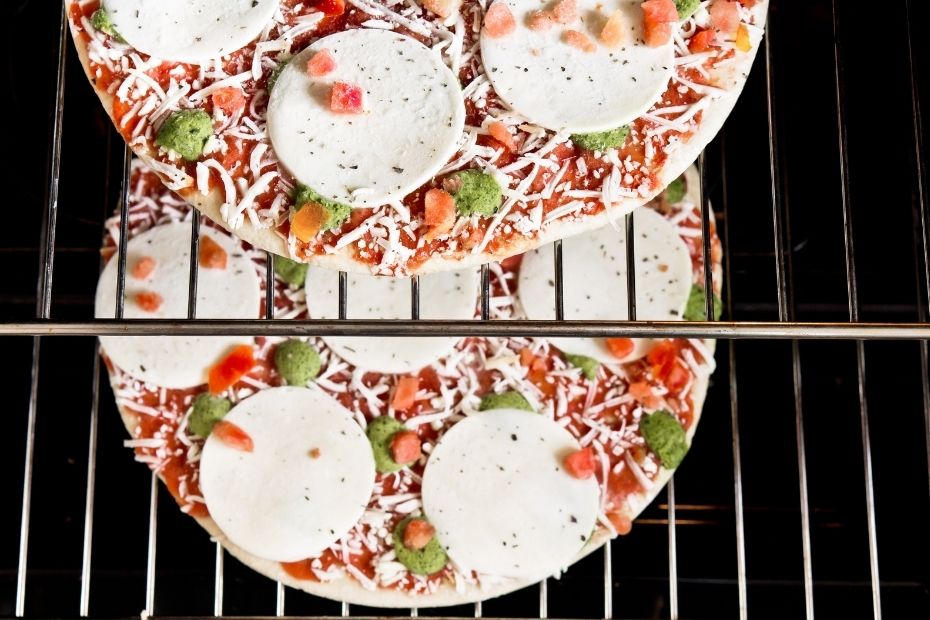 Zwei Pizzen passen zwar in einen Backofen aber selten auf ein Blech