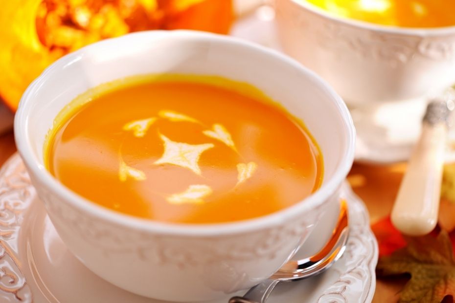 Creme legere enthält weniger Fett als Crème fraîche. Deshalb kann es sein, dass Suppen und Soßen flocken können.