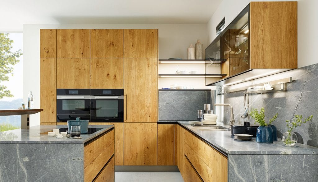 Auch Breitschopf kombiniert Holz mit Stein in der Küche. Foto: Breitschopf