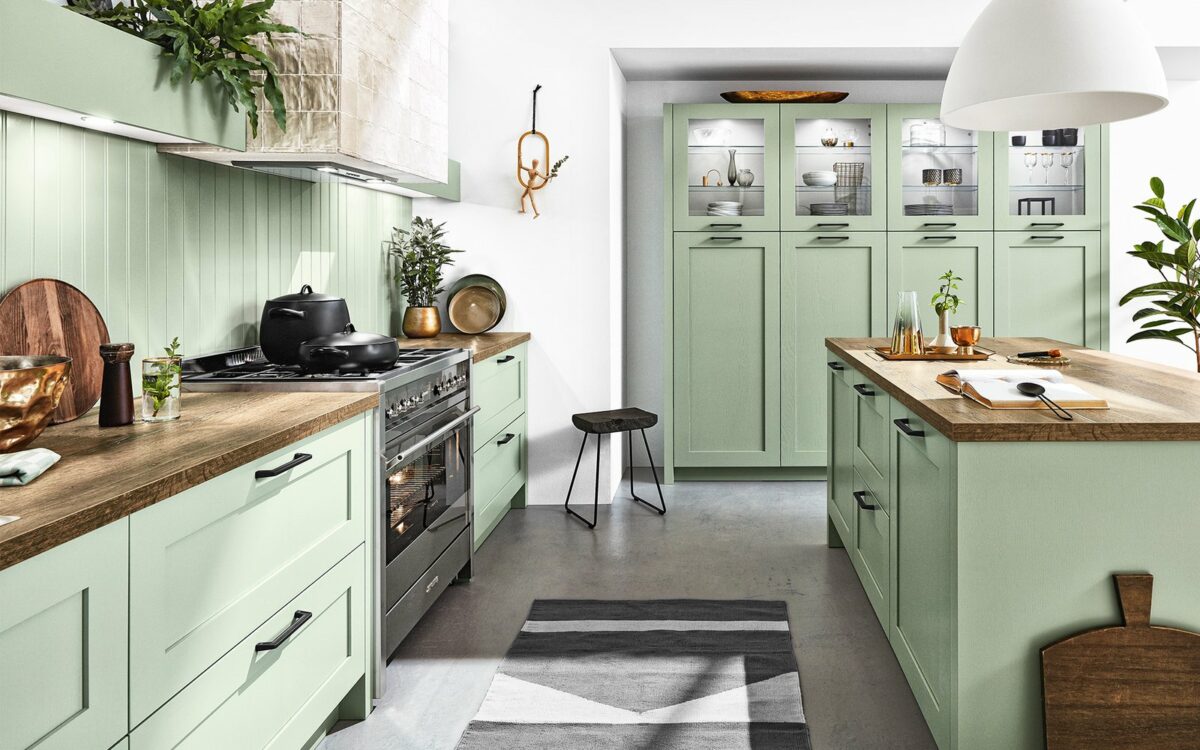 Die schönen pastellgrünen Fronten mit Holzmaserung verleihen der Küche Romantik und Natürlichkeit. 