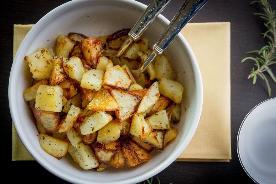 Egal ob roh oder vorgekocht: Mit der richtigen Technik werden Bratkartoffeln immer lecker und knusprig