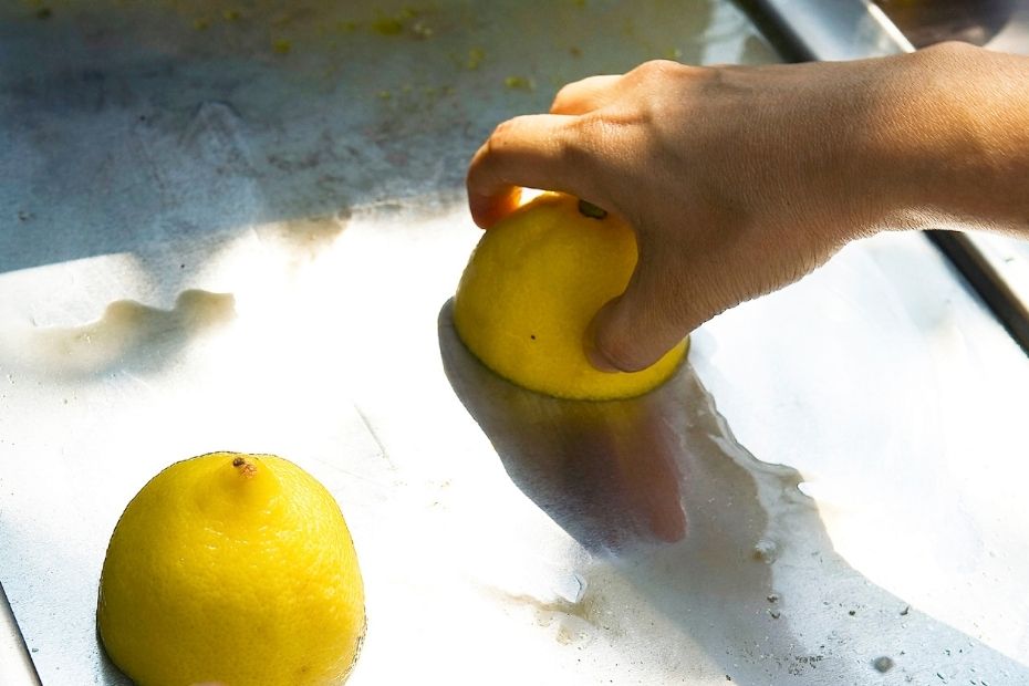 Backblech mit Zitrone reinigen