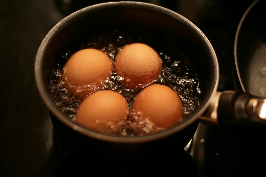 Eier in kochendem Wasser
