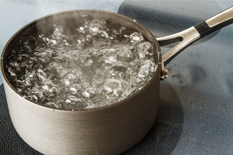 Kochendes Wasser in Kochtopf