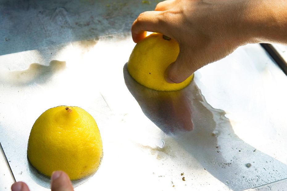 Zitrone zum Backblech putzen