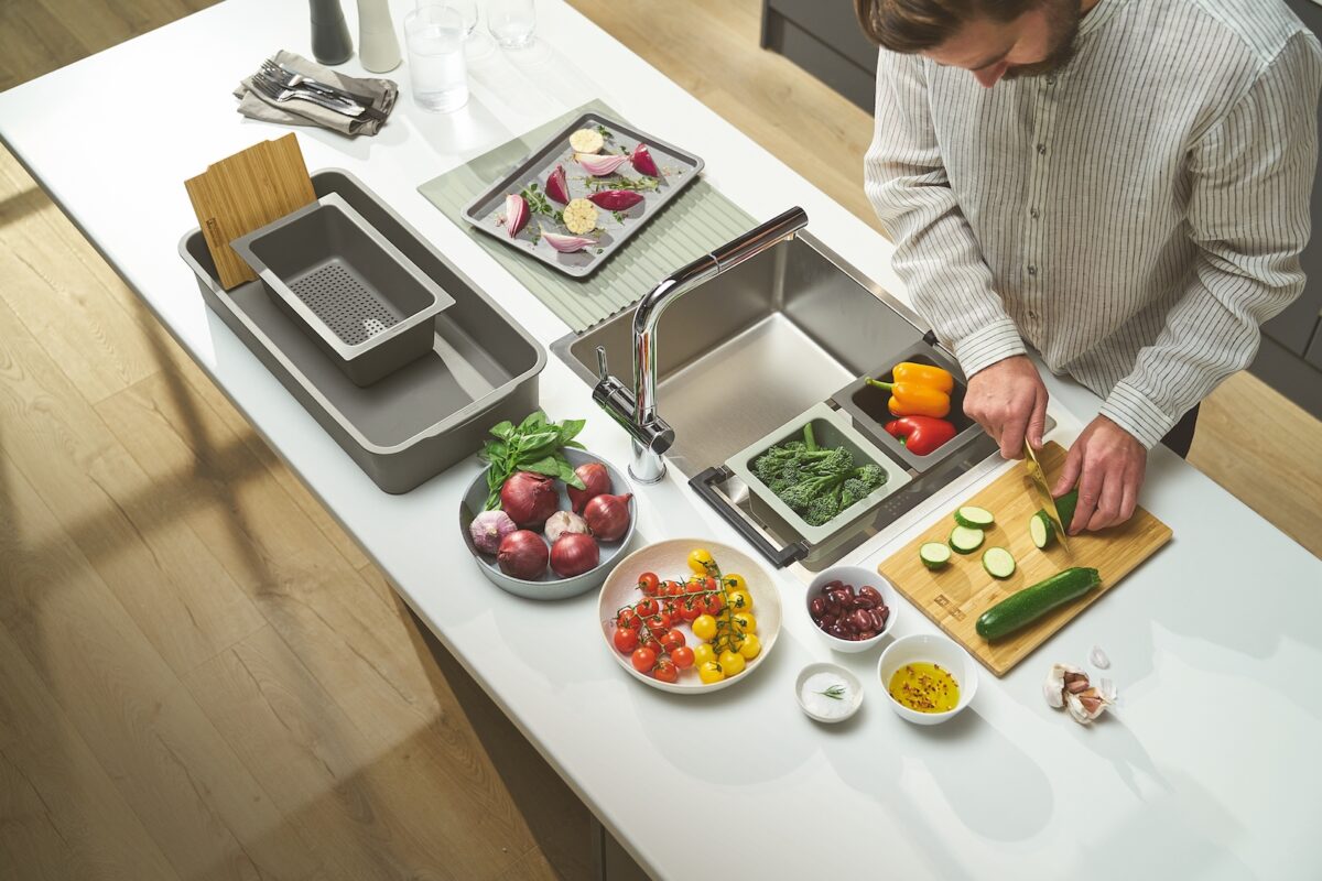 Entspannter Küchenalltag und harmonischer Workflow mit dem neuen ALL-IN Zubehörsystem von Franke: vom Vorbereiten übers Kochen bis hin zum Reinigen und Aufräumen.