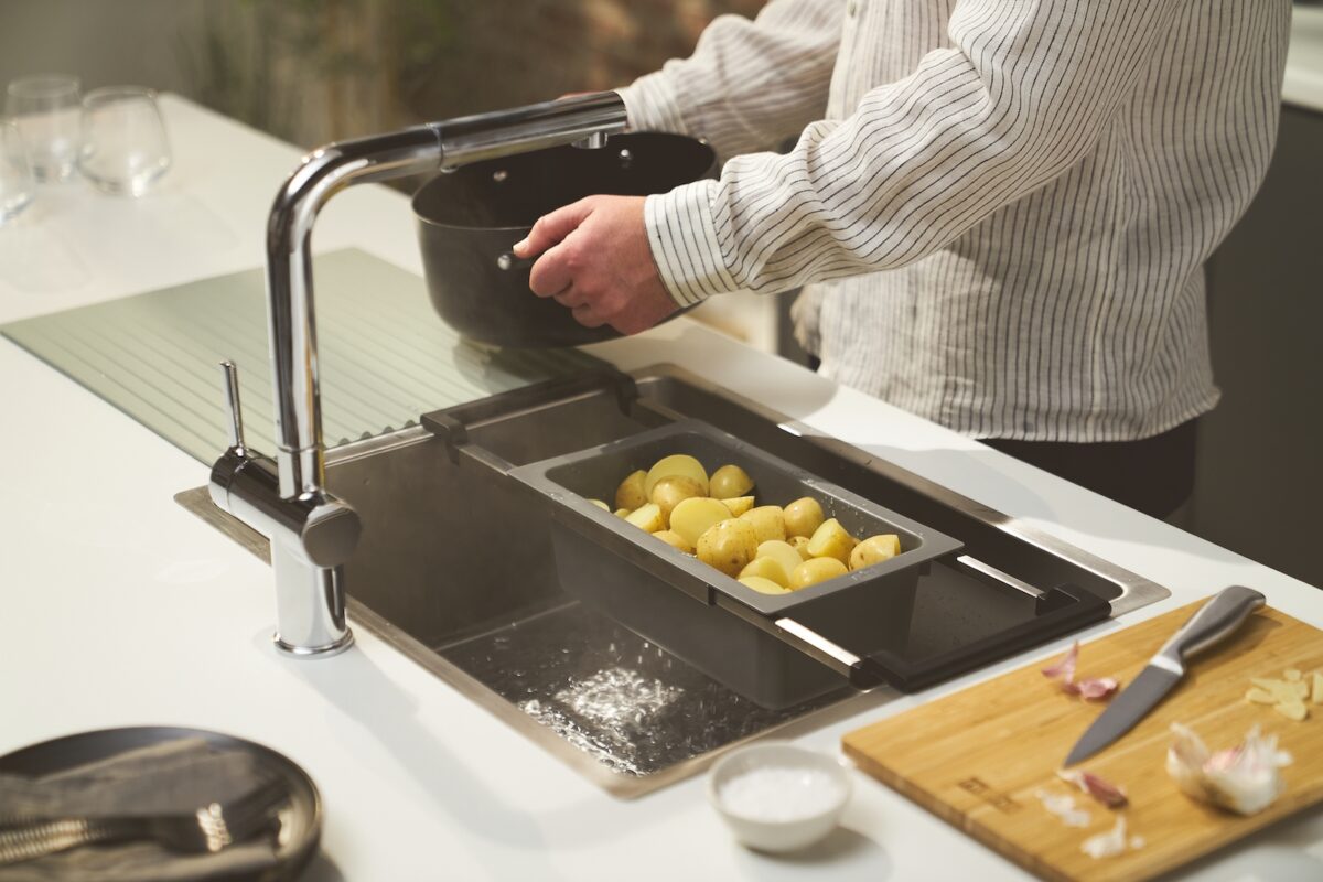 Nudeln und Gemüse lassen sich im aus Sanitized® ausgestattetem Kunststoff bestehenden Abtropfbecken abgießen. Foto: Franke GmbH