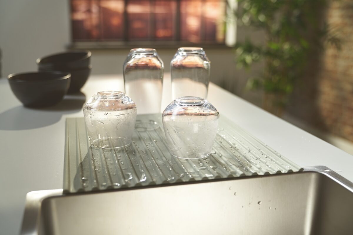 Auch beim Reinigen unterstützt ALL-IN: Gläser und Geschirr trocknen nach dem Abwaschen auf der Abtropfmatte. Foto: Franke GmbH