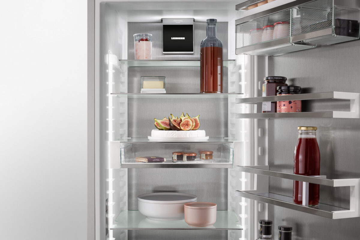 DIE SmartSteel Verkleidung im Innenraum des Kühlschrankes ist nicht nur ein optische Highlight, sondern auch hygienisch und vermeidet Anfrieren von Lebensmitteln. Foto: Liebherr Hausgeräte