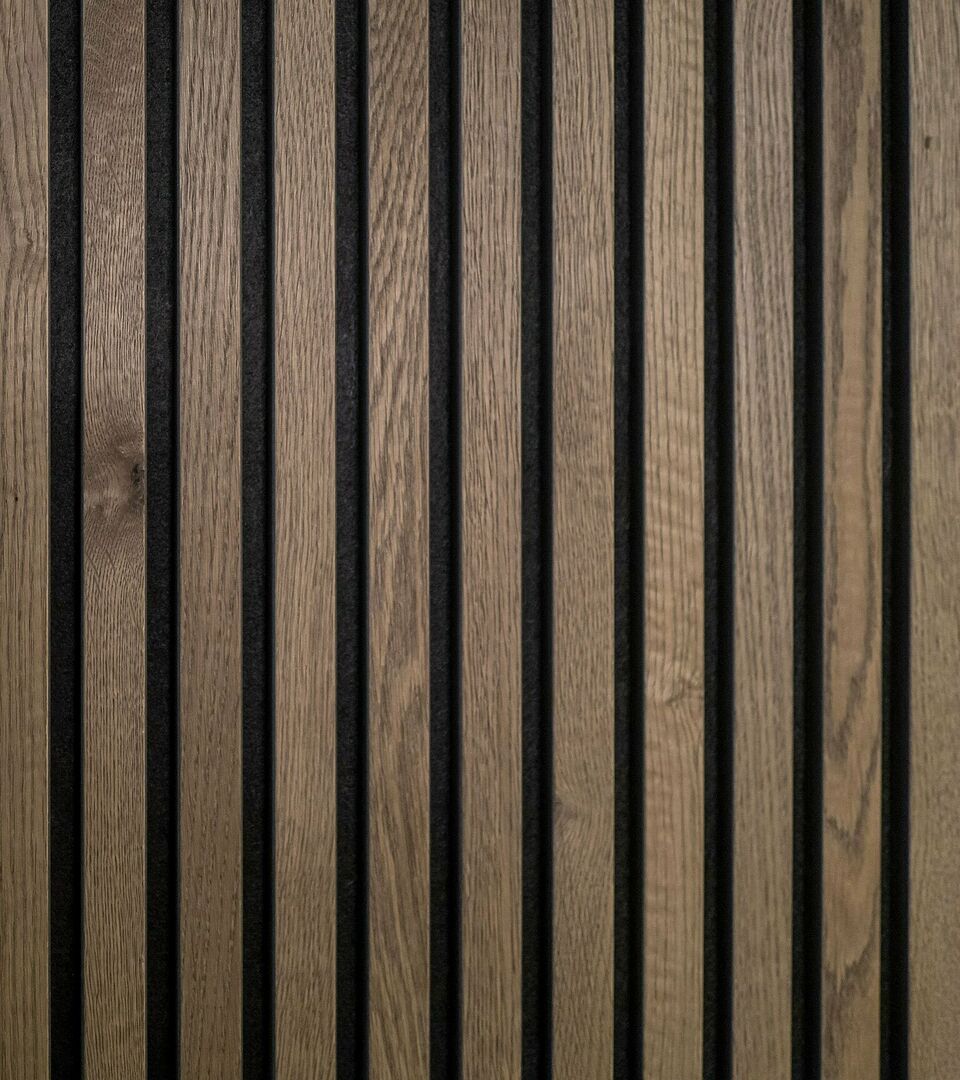 Auch bei Häcker Küchen finden sich vertikale Strukturen in Kombination mit warmen Holztönen. © GRASS-trends.com, Foto: Häcker
