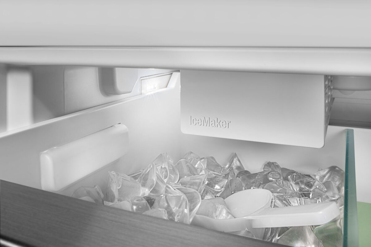 Der integrierter IceMaker produziert ausreichend Eis für Getränke. Foto: Liebherr Hausgeräte