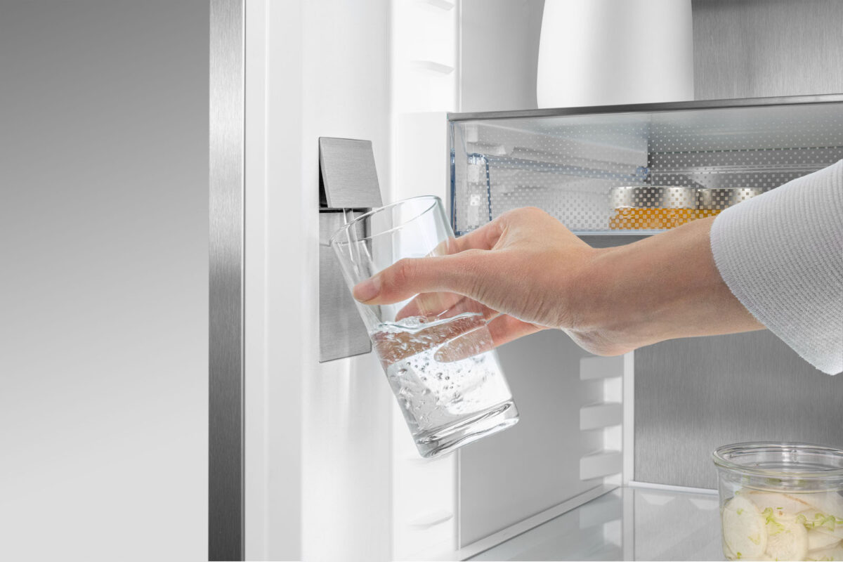 Der integrierte Wasserspender InfinitySpring ist mit einem Filtersystem ausgerüstet und sorgt so immer für frisches, kristallklares Trinkwasser.