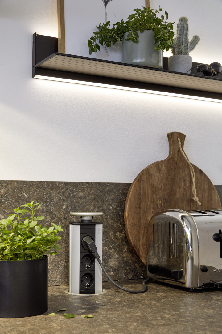 Sind keine Hängeschränke vorhanden, können die Lichtleisten auch anders angebracht werden. Foto: Nolte Küchen