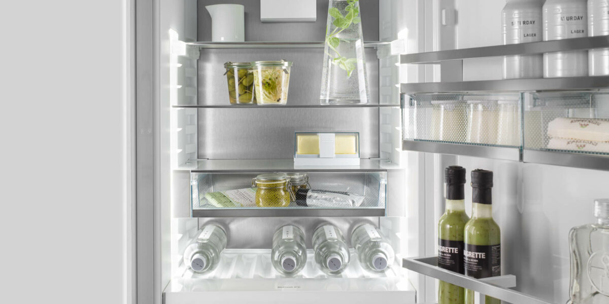 In der Kühlschranktür solltest du nur Produkte aufbewahren, die unempfindlich gegenüber Temperaturen sind.