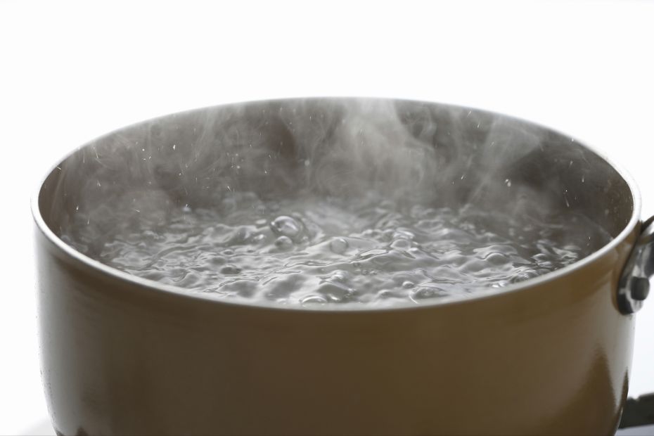 Gläser in einem Topf mit kochendem Wasser oder im heißen Backofen steriliseren