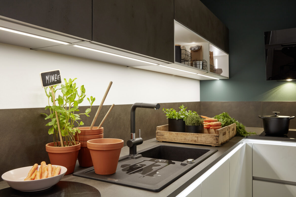 Küche mit modernen Lichtschienen, die für die richtige Beleuchtung sorgen. Foto: Nolte Küchen