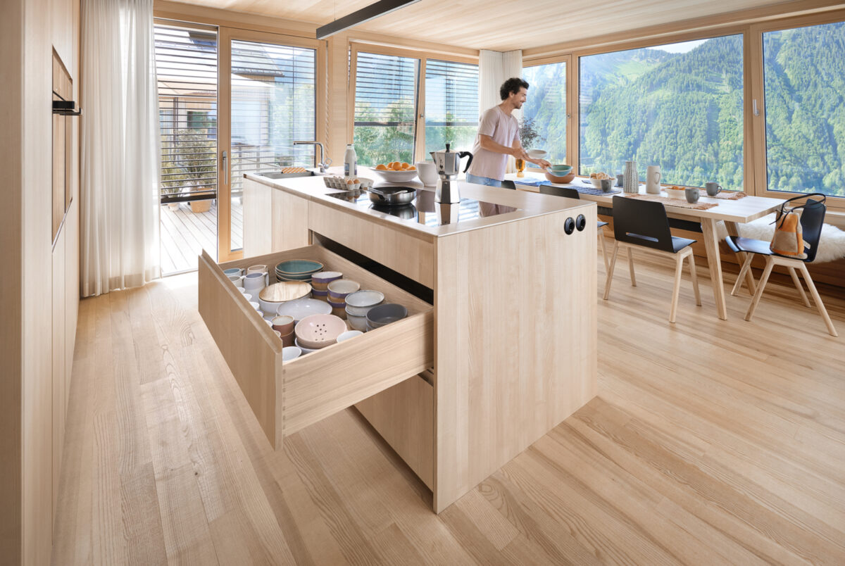 MOVENTO eignet sich ideal für breite und hohe Auszüge mit schweren Küchen-Staugütern. 