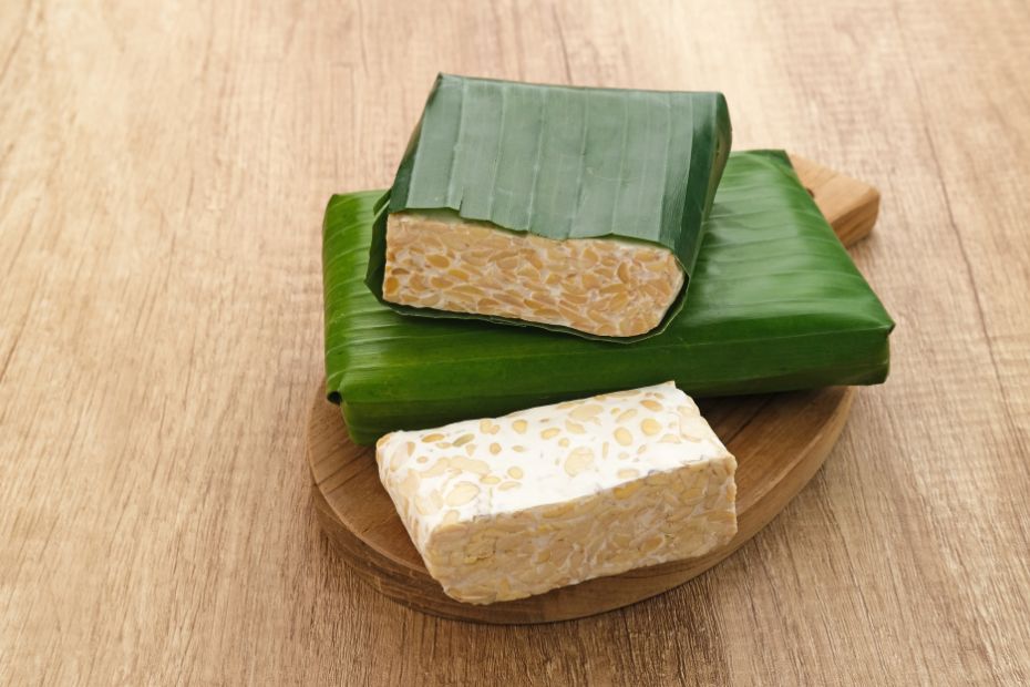 Tempeh-Sorten, die zusätzlich aus unfermentiertem Reis oder unfermentierten Körnern bestehen, sollten nicht roh gegessen werden.