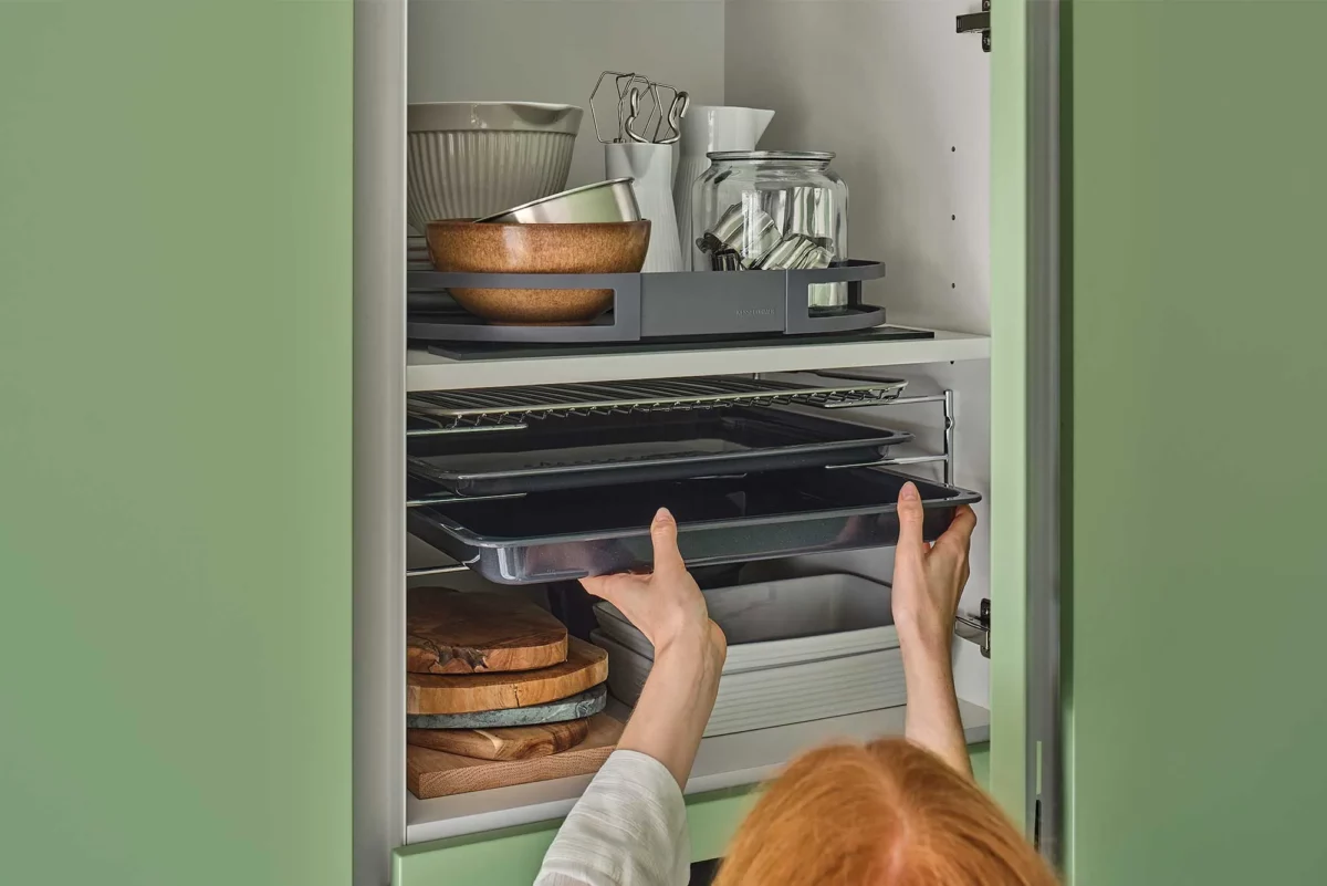 Das Backblechhalterungsset von Kesseböhmer hilft dir schnell und einfach, Ordnung in deine Küche zu bringen. Foto: Kesseböhmer