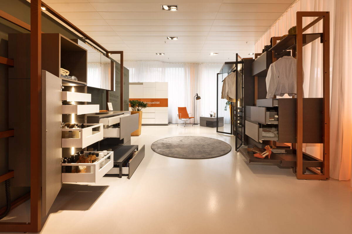  Praktische Möbel und die neuesten Produkte von Blum in allen Wohnbereichen erleben.