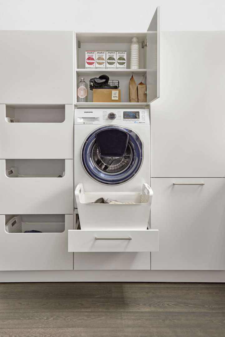In einem kompakten Hauswirtschaftsraum findet jeder Haushaltsgegenstand seinen Platz – von der Wäschepflege...