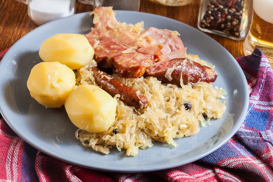 Sowohl Sauerkraut als auch Bayerisch Kraut sind eine beliebte Beilage zu Braten und Knödel.