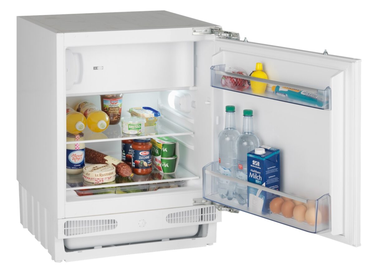Passt selbst in kleinste Büroküchen: Ein Unterbau-Kühlschrank von ORANIER. Foto: ORANIER
