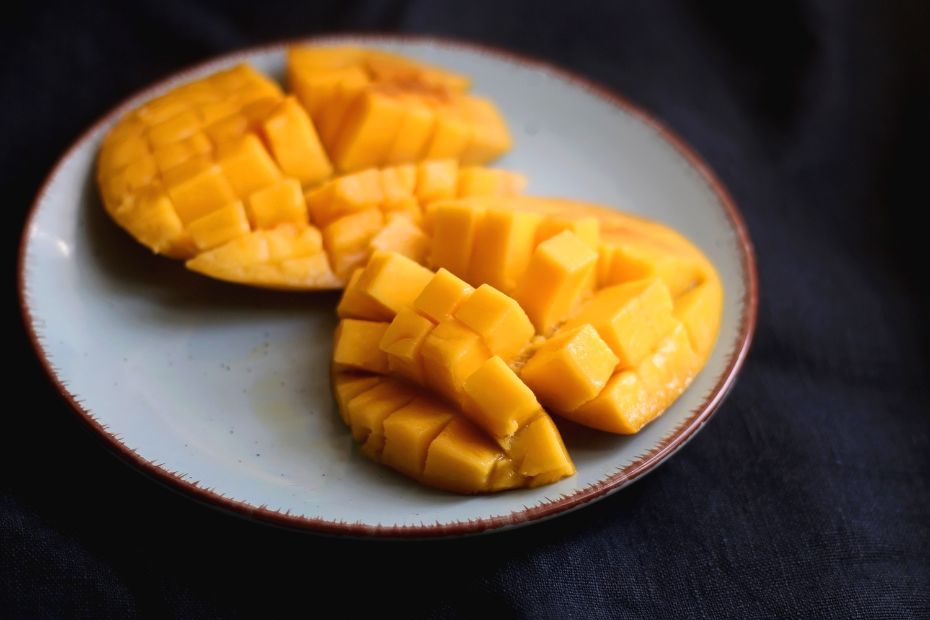 Mango umstülpen und schon hast du perfekte Mango Stückchen zum sofort Naschen oder weiterverarbeiten.