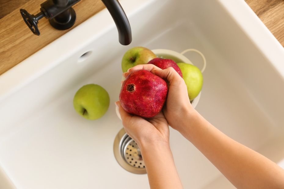 Granatapfel zuerest gründlich waschen und trocknen.