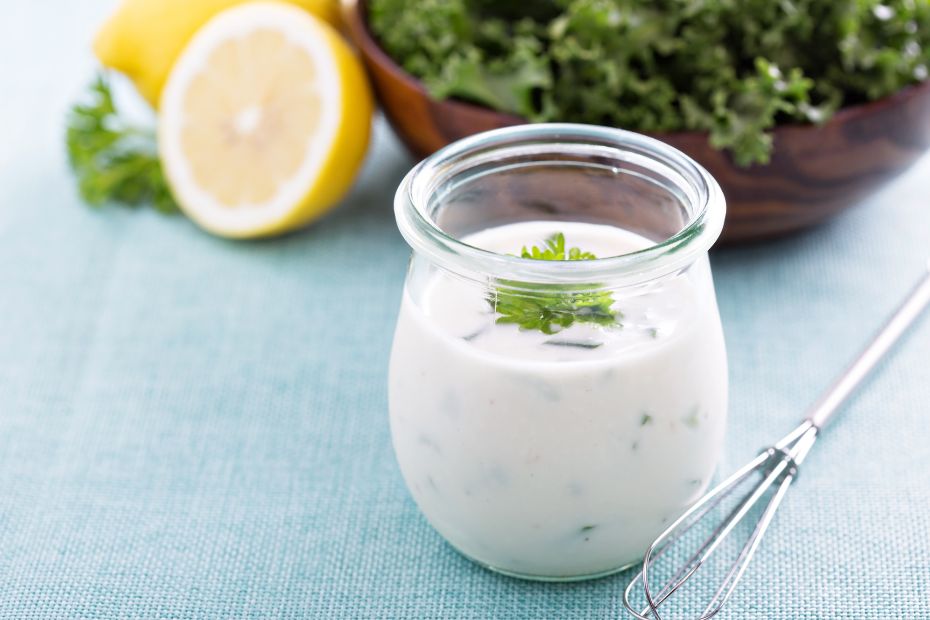 Das Joghurt-Kräuter-Dressing verleiht dem Endiviensalat Frische und Leichtigkeit.
