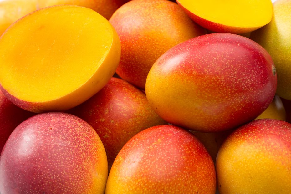 Achte beim Kauf einer Mango zunächst auf die Farbe. Eine essreife Mango so gut wie keine grünen Stellen aufweisen. 