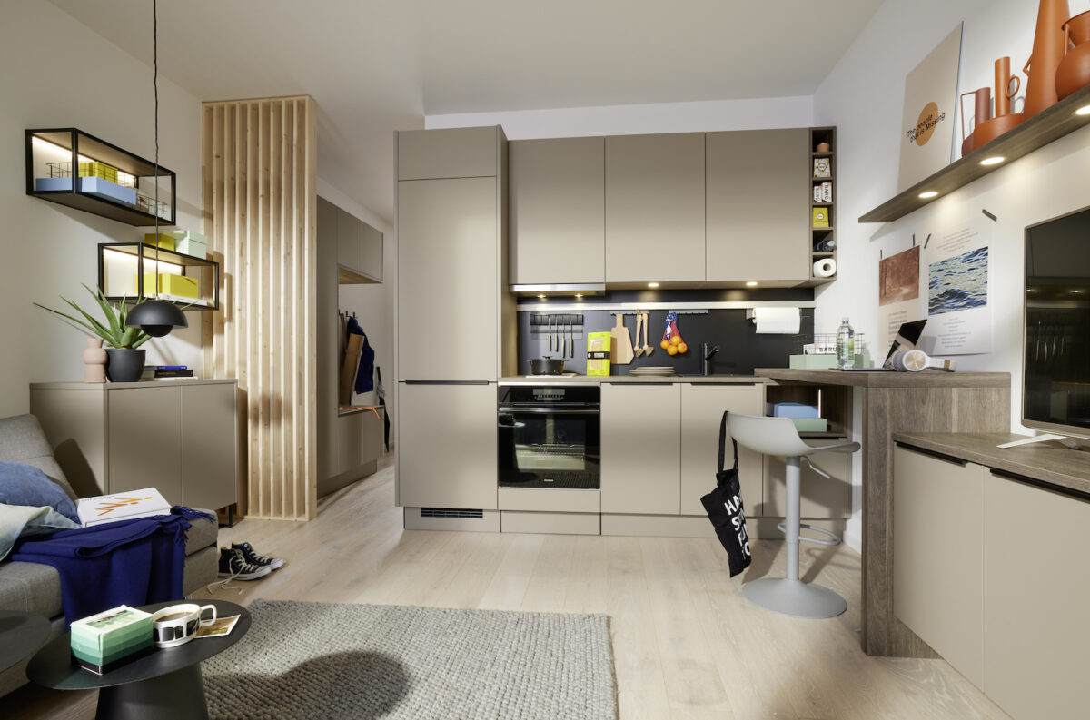 Kompakte Lösungen für urbane Räume: Platzsparende Küchendesigns für intelligente Raumausnutzung.