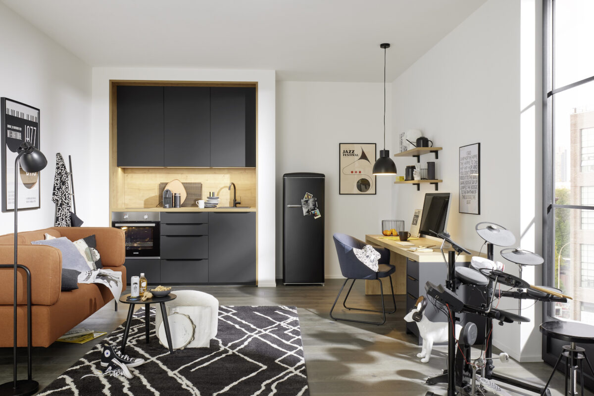 Wohnküche mit kleiner Küchenzeile, passendem Esstisch und integriertem Schreibtisch