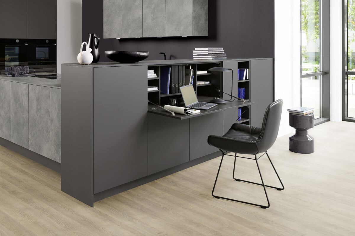 Küchenzeile mit integriertem Schreibtisch für Home Office