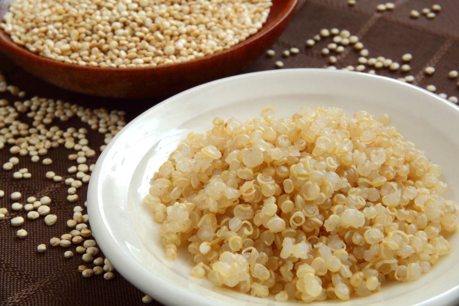 Quinoa kochen ist nicht schwer. Wichtig ist aber das Auswaschen der Bitterstoffe. 