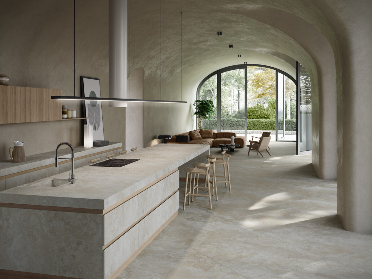 Die sanften, erdigen Töne von Neolith Rapolano macht sich besonders gut in Kombination mit Holz. Foto: Neolith 