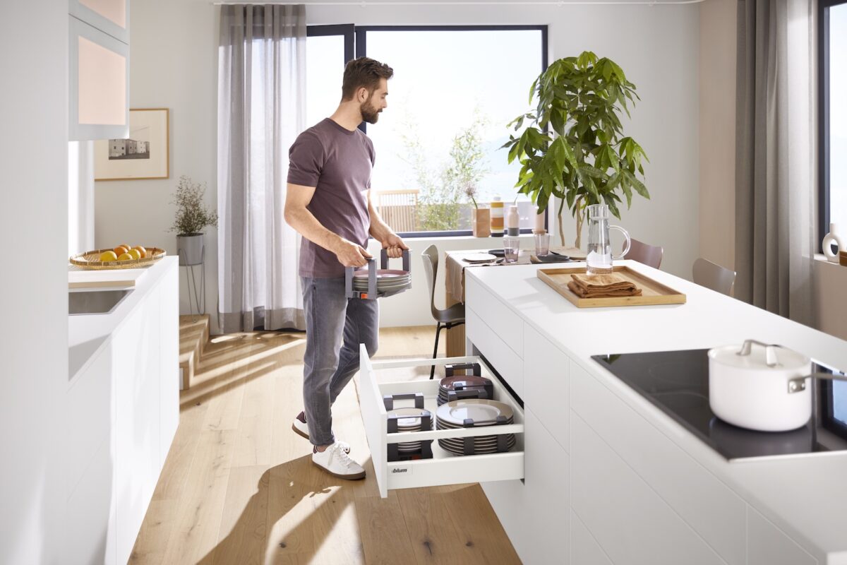 Es bleibt zusammen, was zusammen gehört: Geschirr wird am besten im gleichen Schrank aufbewahrt wie das Besteck.