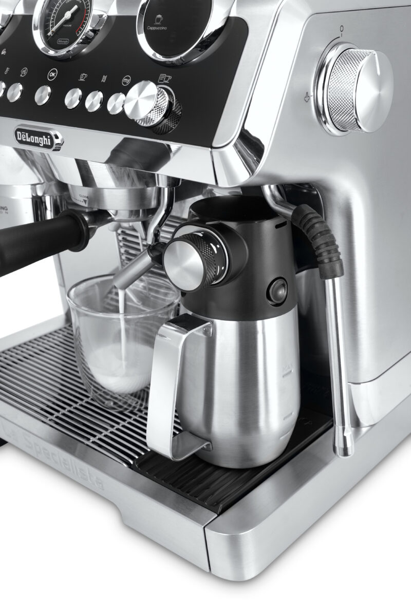 Die La Specialista Maestro geht noch einen Schritt weiter und bietet zusätzlich ein vollautomatisches Milchsystem. Foto: DeLonghi