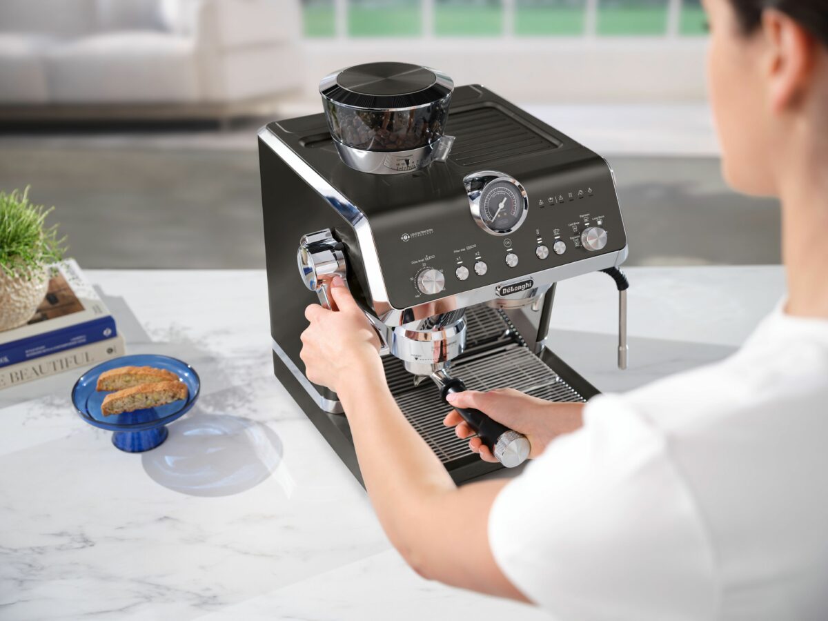 Smart Tamping von DeLonghi: Perfektes und direktes Tamping mit nur einem Hebelzug - ganz ohne Sauerei. Foto: DeLonghi