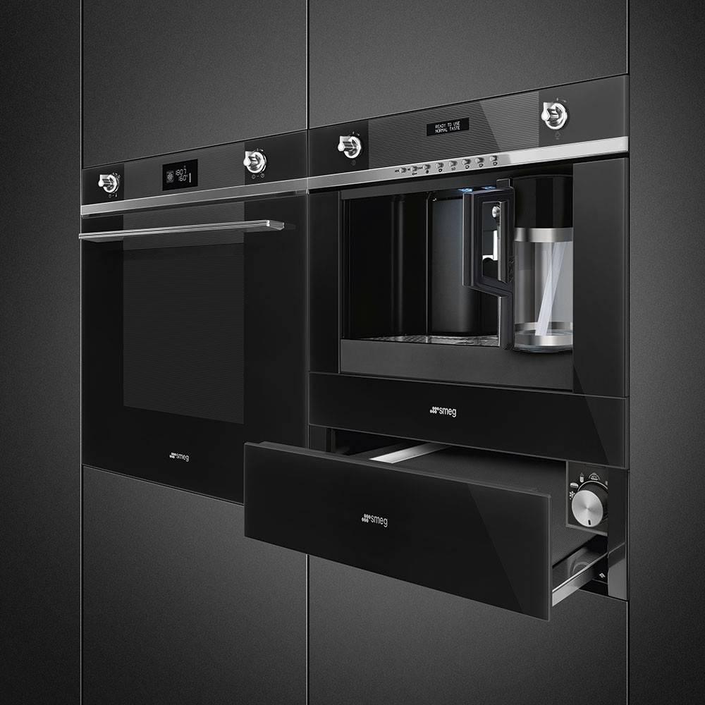 Perfekt aufeinander abgestimmt: Smeg Backofen und Wärmeschublade aus der Linea Linie in edlem Schwarzglas – minimalistisch, flächenbündig und ideal für durchdachte Designküchen. Foto: Smeg