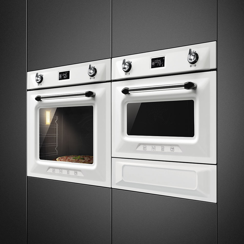 Die Smeg Kompaktbacköfen aus der Victoria Linie in Weiß kombinieren nostalgische Optik mit moderner Technik – ideal für stilbewusste Küchen mit begrenztem Platzangebot. Foto: Smeg